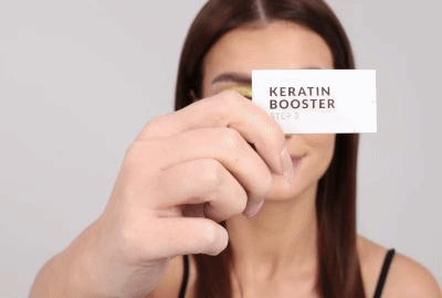 Μοντέλο που εφαρμόζει Βήμα 3 - Κερατίνη Booster στις βλεφαρίδες